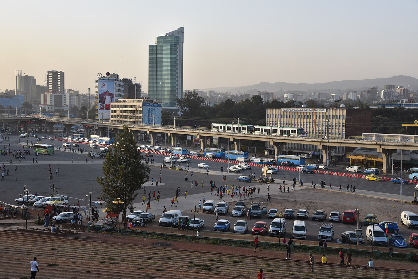 Meskel square avec un tramway qui passe