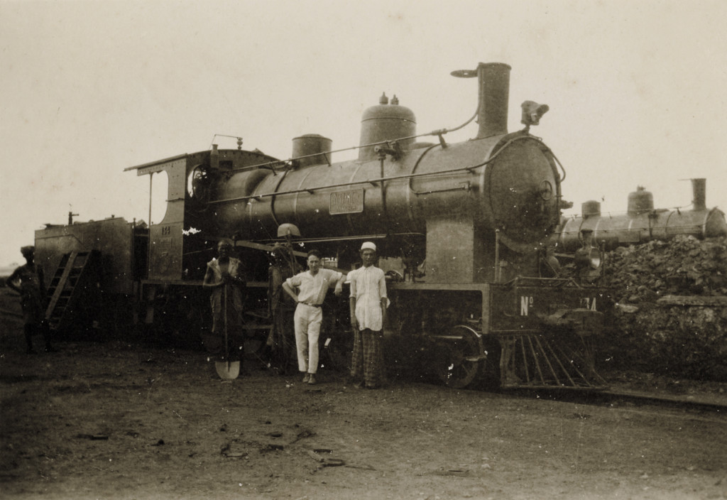 Jean Crozet à Djibouti devant la locomotive Ankober Coll. Jean-Pierre CROZET