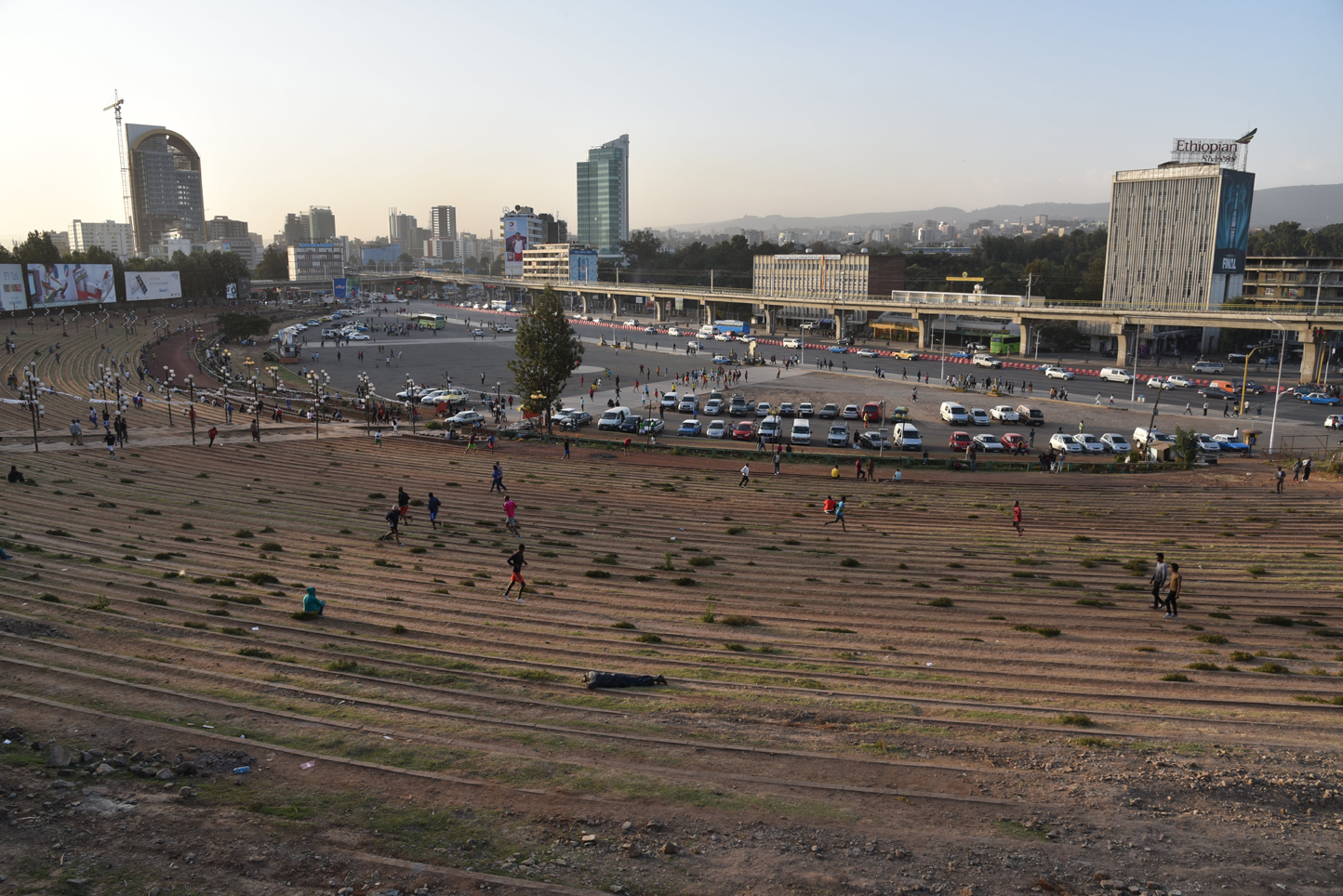 Décor urbain de Meskel square, avec le tramway qui maintenant la traverse.